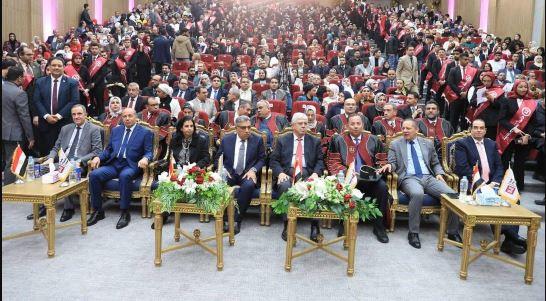 رئيس جامعة المنصورة يشارك في حفل تخريج أول دفعة من خريجي جامعة المنصورة الجديدة الأهلية