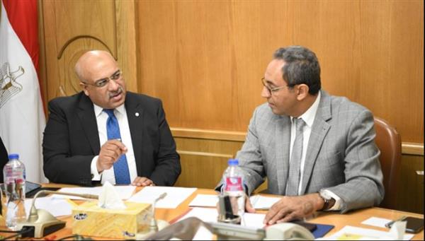 محافظ قنا يبحث مع رئيس الإدارة المركزية لجذب الاستثمار الداخلي تعزيز الفرص الاستثمارية