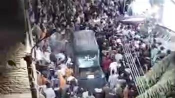  ضحايا لقمة العيش.. تشييع جثامين شابين لقيا مصرعهما في حادث علي الطريق الصحراوي