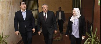 نائب رئيس جامعة عين شمس يجري زيارة تفقدية للمدينة الجامعية - طالبات
