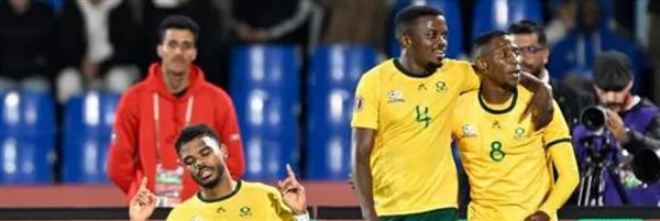 جنوب أفريقيا تتصدر مجموعة مصر بالفوز على أنجولا 2-1