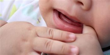 ألم التسنين عند الرضع: نصائح طبيب الأسنان لتهدئة الطفل ودعم الأم