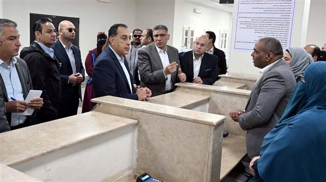 مدبولي يتفقد مجمع خدمات المواطنين "تحيا مصر" بقرية الودي  في الجيزة