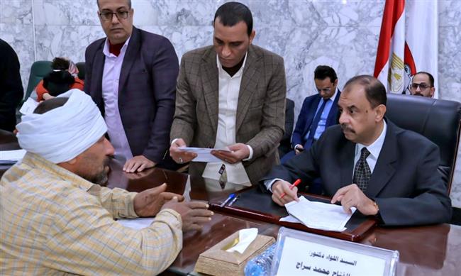 محافظ سوهاج يعقد اللقاء الجماهيري الأسبوعي للاستماع إلى شكاوى وطلبات المواطنين