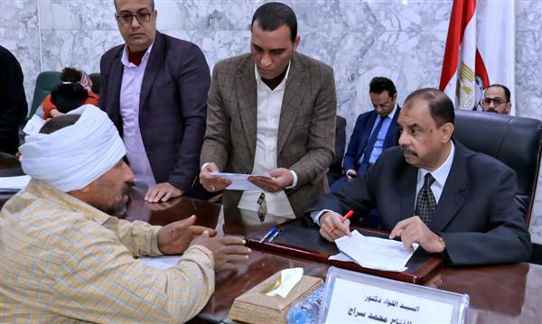محافظ سوهاج يعقد اللقاء الجماهيري الأسبوعي للاستماع إلى شكاوى وطلبات المواطنين