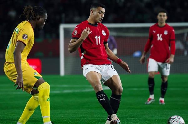 طبيب المنتخب يوضح تفاصيل إصابات ثنائي الفراعنة