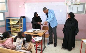   محافظ أسوان يقرر صرف مكافأة مالية لمديرة مدرسة والعاملين