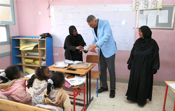 محافظ أسوان يقرر صرف مكافأة مالية لمديرة مدرسة والعاملين