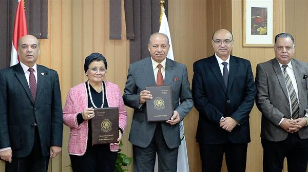 رئيس جامعة المنصورة ونائب وزير الصحة يوقِّعان بروتوكولًا لتطوير المجالات الصحية والتعليمية