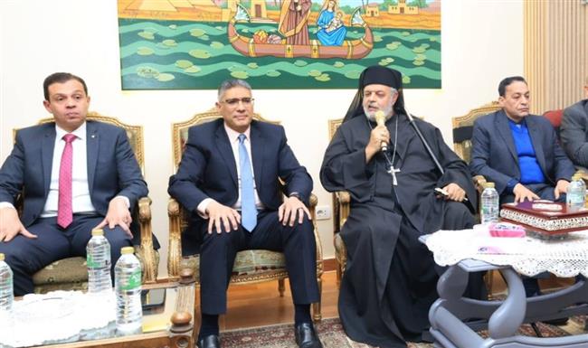 محافظ الجيزة يزور الكنيسة الكاثوليكية لتهنئة الأقباط بعيد الميلاد المجيد