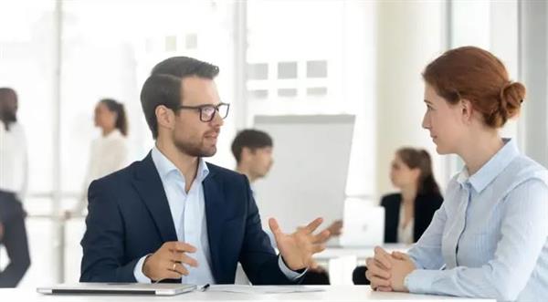 كيف يتحول النقد من مصدر إزعاج إلى أداة فعالة لتطوير الذات؟