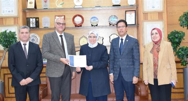 مجلس جامعة بنها يكرم الكليات الفائزة بمسابقة أفضل المواقع الإلكترونية