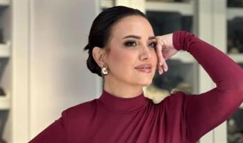   دينا الشربيني تقف بجانب ريهام عبد الغفور