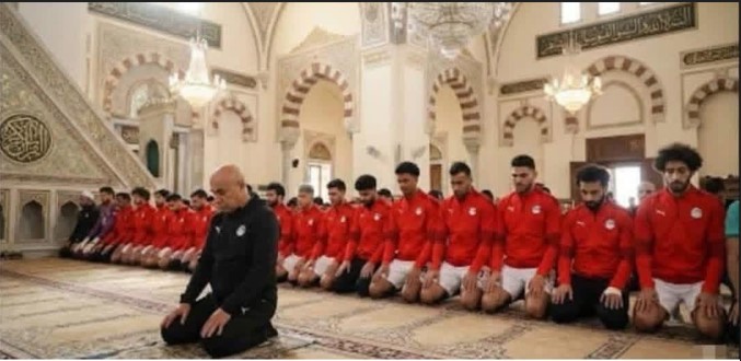 المنسق الإعلامى لمنتخب الفراعنة يكشف حقيقة صورة صلاة الجمعة