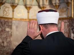   هل نسيان رفع اليدين عند تكبيرة الإحرام يبطل الصلاة؟
