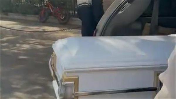 وصول جثمان المخرج داود عبد السيد إلى كنيسة مارمرقس بمصر الجديدة لإقامة صلاة الجنازة