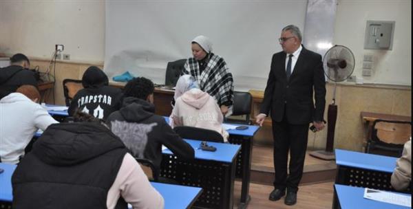 20 ألف طالب يوميًا.. عميد تجارة عين شمس يتفقد امتحانات الفصل الدراسي الأول