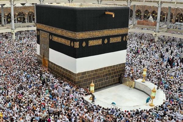 أيهما أفضل العمرة أم الإنفاق على الفقراء والمحتاجين؟