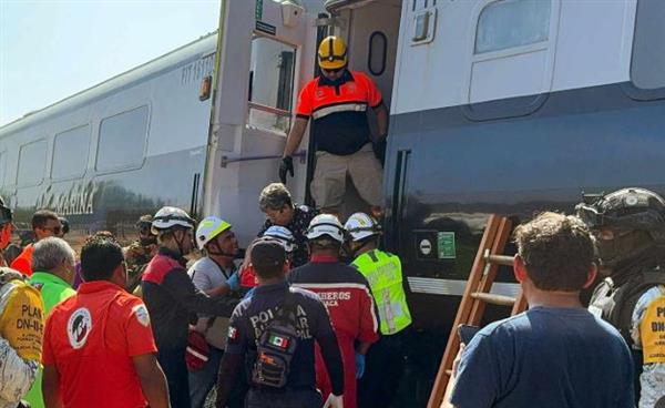 مصرع 13 شخصا وإصابة 98 آخرين في حادث خروج قطار عن مساره في المكسيك