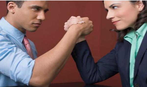لماذا تعيش النساء أطول من الرجال؟.. العلم يشرح الفجوة العمرية بين الجنسين