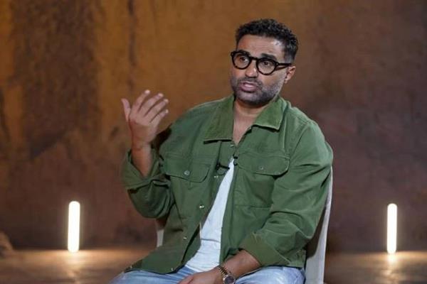 أحمد فهمي يوضح حقيقة ارتباطه بأسماء جلال بعد تداول صور مسرحية "ميمو"