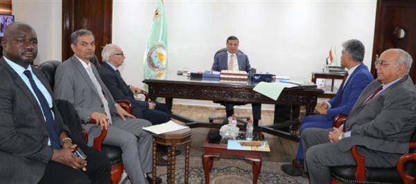 وزير الزراعة يعقد اجتماعا مع الأمين التنفيذي لمرصد الصحراء والساحل