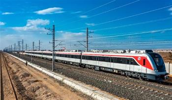   النقل: إقبال كبير من المواطنين على استقلال القطار الكهربائي الخفيف LRT