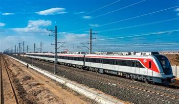 النقل: إقبال كبير من المواطنين على استقلال القطار الكهربائي الخفيف LRT