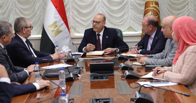 تنسيق مشترك بين وزارة العمل وغرفة الملابس لتجاوز معوقات الاستثمار