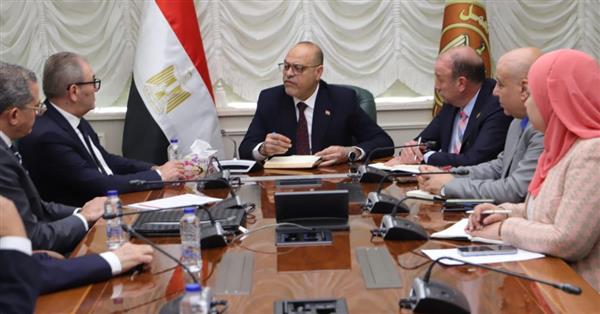 تنسيق مشترك بين وزارة العمل وغرفة الملابس لتجاوز معوقات الاستثمار