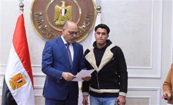   وزير العمل يُسلم دفعة جديدة من عقود العمل بالإمارات والأردن