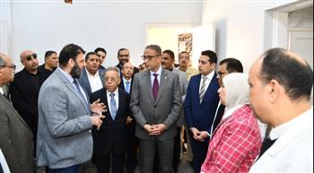   محافظ الفيوم ونقيب أطباء مصر يتفقدان وحدة المخ والأعصاب الجديدة بمستشفى سنورس المركزي