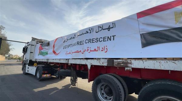 الهلال الأحمر يدفع بحمولة 5,300  طن مساعدات وإمدادات شتوية عبر "زاد العزة" لغزة
