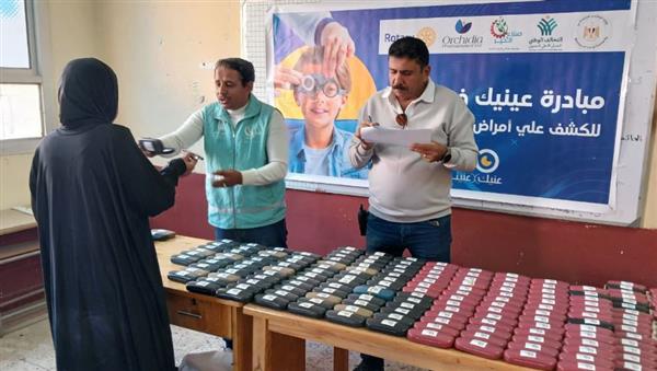 «صناع الخير» تسلم أهالي الأسمرات عددا من النظارات ضمن مبادرة «عينيك في عنينا»