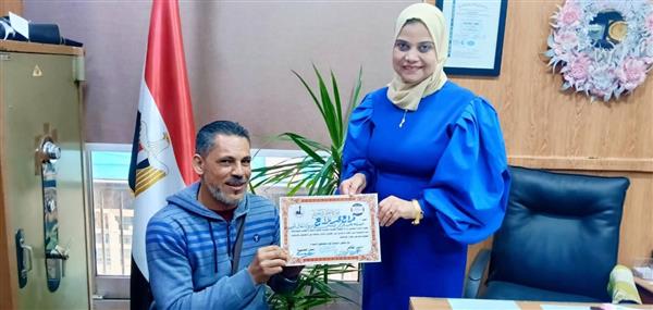 مدير " تأمين القليوبية" تكرم أحد العاملين من ذوي الهمم لحصوله على بطولة الجمهورية