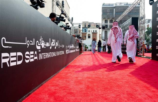 مايكل كين وفان ديزل يتألقان على سجادة البحر الأحمر.. وتركيز الأضواء على النجوم المصريين