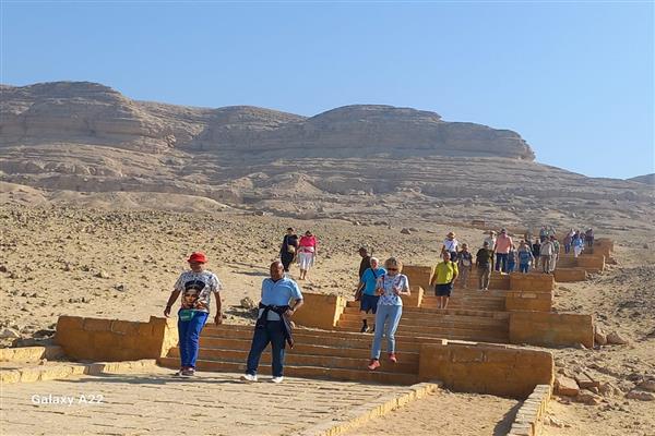 وفود سياحية متعددة الجنسيات تزور مناطق المنيا الأثرية