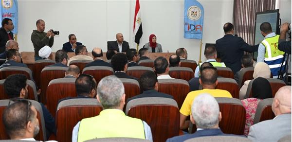 وزير الصناعة والنقل يتفقد منطقتي "قفط" و"هو" الصناعيتين بمحافظة قنا