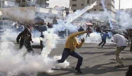 مواجهات عنيفة بين الفلسطينيين وقوات الاحتلال غرب رام الله