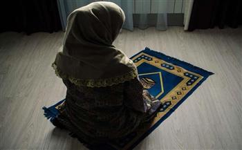   هل يجوز للمرأة أن تصلى فى المكتب أمام الرجال؟..الإفتاء تُجيب