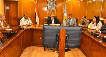  محافظ أسيوط يناقش تعزيز صادرات النباتات الطبية والعطرية ودعم التكتلات الاقتصادية