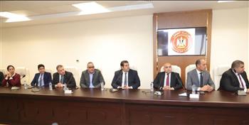   جبران يشهد تجديد اتفاقية عمل جماعية تحفظ حقوق 2075 عاملاً  بشركة قناة السويس للحاويات