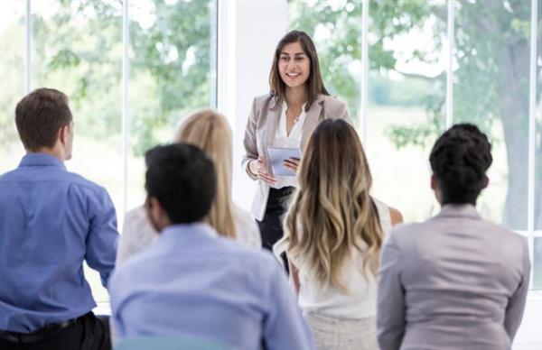 أسرار هالة الثقة للمرأة.. كيف تبدين قوية وواثقة من خلال لغة الجسد