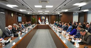 وزير البترول يعقد اجتماعاً موسعاً مع شركات التعدين