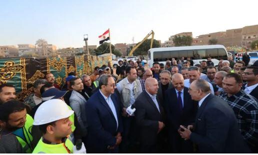 وزير النقل يتفقد محطات ومسار الخط الثاني للقطار السريع