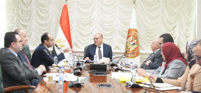 وزير العمل يجتمع مع مستشار وزير الصحة ونقابة التمريض