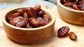 يساعد على تحسين صحة الجهاز الهضمي.. فوائد تناول التمر