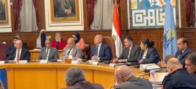 محافظ القاهرة يكرم قيادات المحافظة بعد فوزه بأفضل محافظ عربي