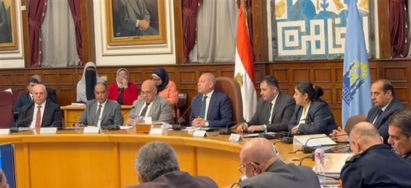 محافظ القاهرة يكرم قيادات المحافظة بعد فوزه بأفضل محافظ عربي