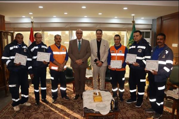 محافظ القليوبية يكرم أطقم إسعاف ردوا مشغولات ذهبية تتخطى المليون جنيه